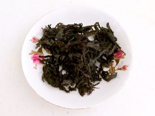 3、砂锅鱼丸紫菜汤,紫菜撕成小块
