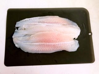 4、砂锅鱼丸紫菜汤,龙利鱼柳3片，清洗干净后用厨房用纸吸去水分
