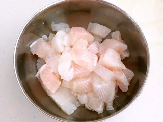 5、砂锅鱼丸紫菜汤,把龙利鱼柳切成小块