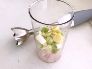 6、砂锅鱼丸紫菜汤,把葱花和姜片，龙利鱼块放入料理杯中