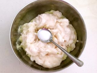 11、砂锅鱼丸紫菜汤,加入3克精盐