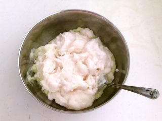 8、砂锅鱼丸紫菜汤,打好的鱼肉，非常细腻