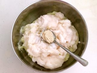 9、砂锅鱼丸紫菜汤,加入1勺白胡椒粉