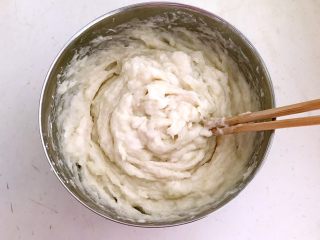 14、砂锅鱼丸紫菜汤,顺着一个方向搅拌，上劲儿