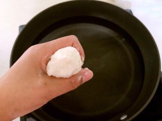 15、砂锅鱼丸紫菜汤,锅里加入冷水，水烧热后（水温保持在40度左右）用手挤出丸子放入水中