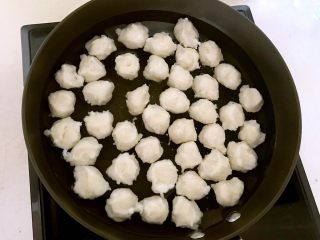 16、砂锅鱼丸紫菜汤,丸子都做好下锅了