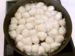 17、砂锅鱼丸紫菜汤,大火烧开，丸子漂上来就熟了
