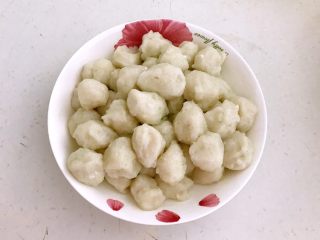 18、砂锅鱼丸紫菜汤,把鱼丸捞出来