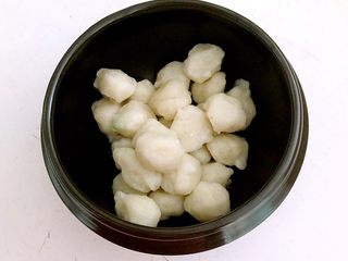 19、砂锅鱼丸紫菜汤,把鱼丸放入砂锅中