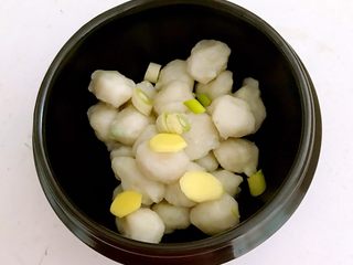 20、砂锅鱼丸紫菜汤,加入葱花和姜片