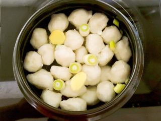 21、砂锅鱼丸紫菜汤,加入适量冷水，大火烧开后小火猪20分钟