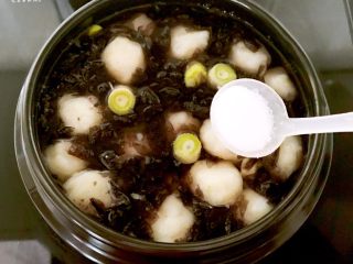 23、砂锅鱼丸紫菜汤,加入精盐调味