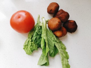 1、西红柿香菇汤,准备适量的西红柿，青菜，香菇，洗净备用
