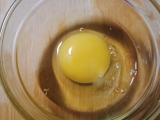 2、西红柿香菇汤,碗中打入一个鸡蛋，打散备用