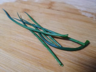 3、西红柿香菇汤,葱洗净切小段备用