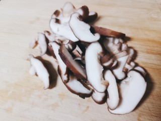 4、西红柿香菇汤,香菇切片备用