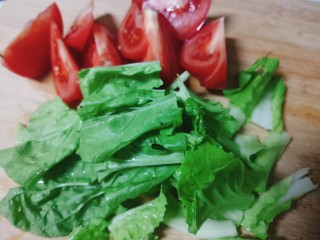 5、西红柿香菇汤,西红柿切块，青菜切段