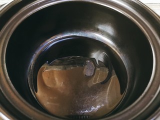 6、西红柿香菇汤,干烧砂锅烧热加入适量食用油