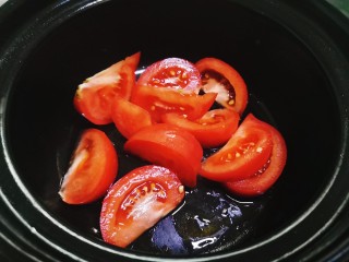 7、西红柿香菇汤,加入西红柿