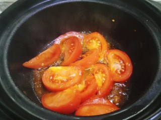 8、西红柿香菇汤,翻炒至出西红柿汁