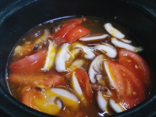 11、西红柿香菇汤,加入香菇再次煮开