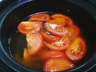 9、西红柿香菇汤,加入适量清水