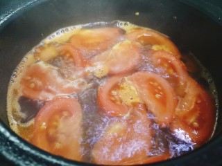 10、西红柿香菇汤,盖上盖子煮开