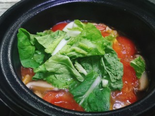 12、西红柿香菇汤,再把青菜加入砂锅中
