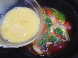 13、西红柿香菇汤,煮开后，将鸡蛋液淋入汤锅中