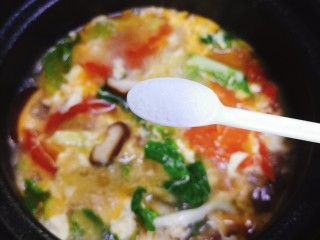 14、西红柿香菇汤,加适量盐调味