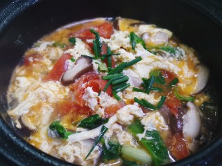 15、西红柿香菇汤,撒入葱段