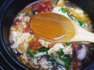 16、西红柿香菇汤,在淋入一勺麻油提香