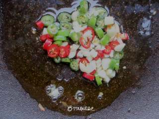 6、糖醋茄子,锅内留少许油，放入蒜沫、小米椒爆香