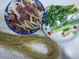 1、羊杂汤,准备食材备用