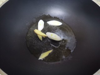 9、羊杂汤,油热下入葱姜爆香