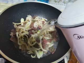 11、羊杂汤,加入一壶开水盖上盖子中火炖20分钟