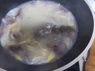 12、羊杂汤,20分钟左右炖至汤变白色，下入粉丝继续煮至粉丝熟透