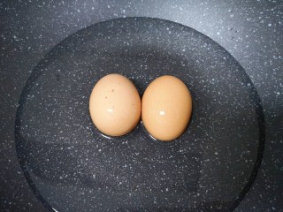 1、糖水鸡蛋,鸡蛋放入锅里加入水，大火烧开转中火煮8分钟关火，焖2分钟捞出，放在凉水里面浸泡一下，好剥皮。