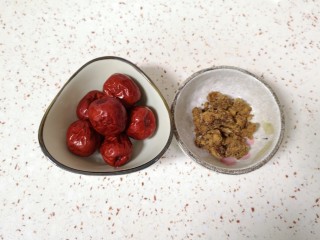 2、糖水鸡蛋,准备好红枣冲洗干净，准备好蔗糖。