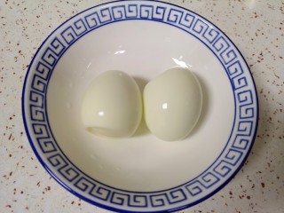 3、糖水鸡蛋,鸡蛋剥皮。