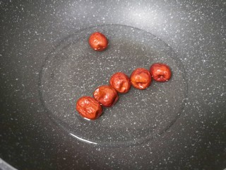 4、糖水鸡蛋,锅里加入纯净水，下入红枣烧开。