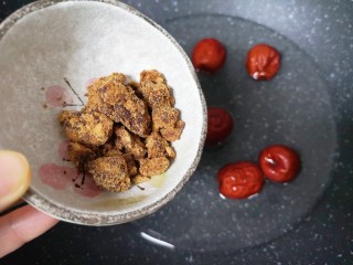 5、糖水鸡蛋,加入蔗糖煮至蔗糖融化。