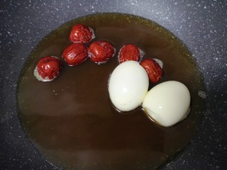 6、糖水鸡蛋,放入煮好的鸡蛋。