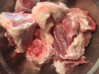 1、山药猪骨汤,新鲜猪骨,敲成段备用。