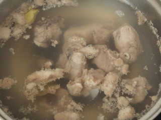 2、山药猪骨汤,将猪骨凉水下锅焯水,水开捞出。