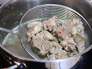 3、山药猪骨汤,水开了以后,捞出沥干水份。