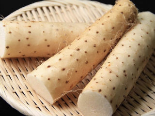 4、山药猪骨汤,山药洗干净切段,最好戴上手套。