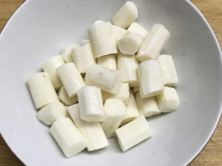 7、山药猪骨汤,削好皮的山药切成小段。