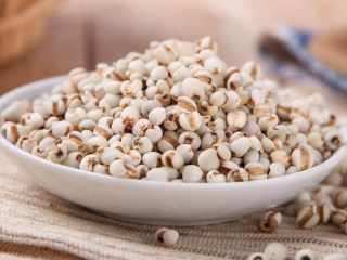 11、山药猪骨汤,也可以提前泡一把薏米。