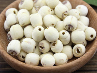 12、山药猪骨汤,喜欢莲子的,还可以提前泡上一把莲子,我没放莲子和薏米,如果想放的就提前3个小时浸泡。